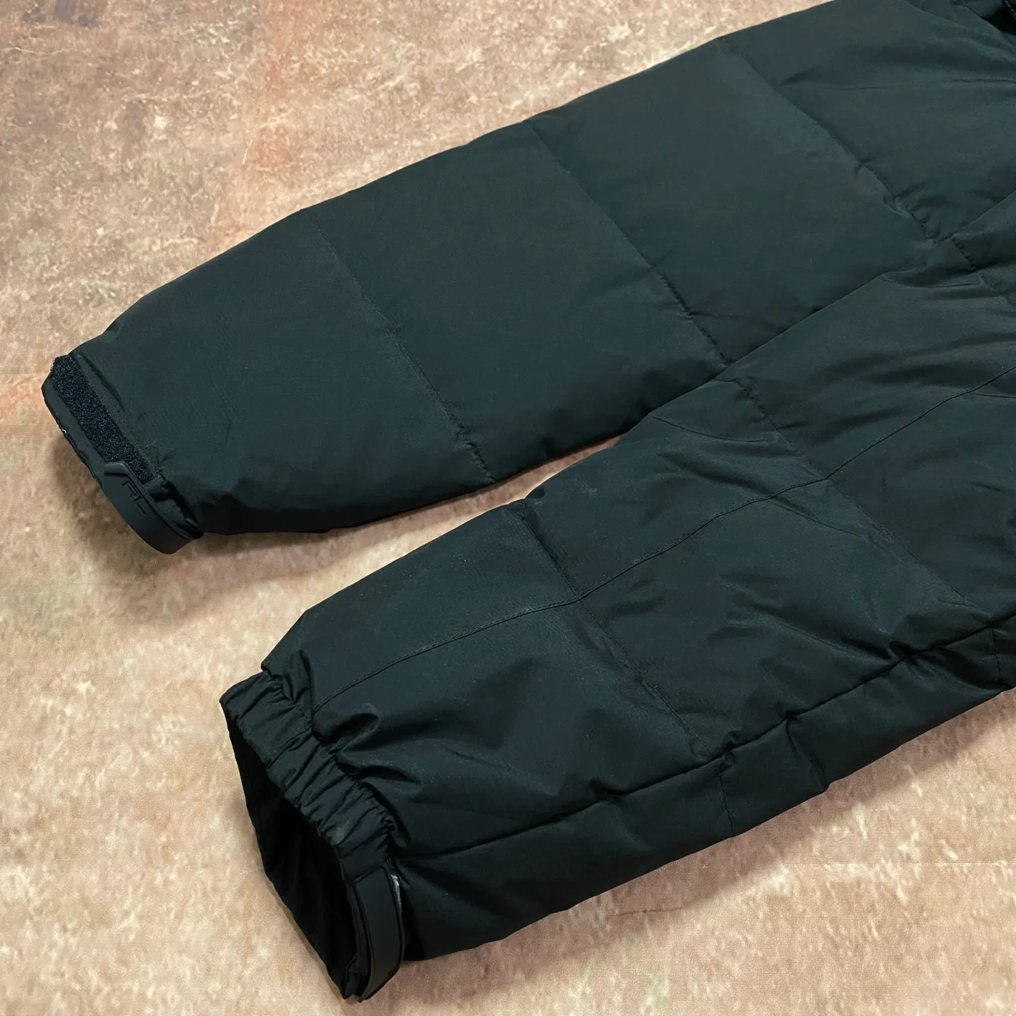 P740 The top version distinguishes currency from the official website for details, scan the QR code to enter the official website] 24SS Winter New Rah Lauren Winter Gorham Down Jacket with Detachable Hood Down Jacket is windproof and waterproof. The same top version as the official website - Color: Black, Navy Blue, Glossy Black - The top version distinguishes market currency - Purchase the original mold to create a full set of customized accessories, details determine success or failure. - ·Comes from the United States, and has a strong American flavor. ·The two brands under his name, by Rah Lauren and Rah Lauren, have created a sales field of high-quality fashion in the world, and continue to carry forward the designer's reputation and the brand's glorious image. - - Accessories: original tag, washed label + electroplated YK zipper logo, customized Laf Loren zipper - full set of accessories - the same style for both men and women, size m-xxl